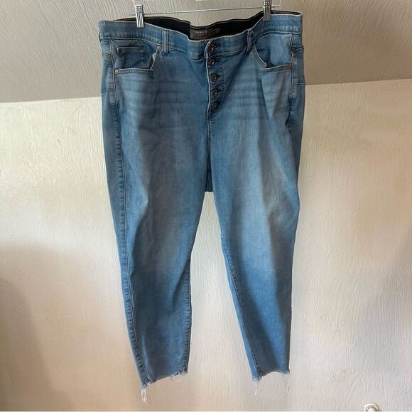 Torrid Light Wash 5 front Button Bombshell Skinny Jeans, size 24 SHORT - Picture 2 of 9